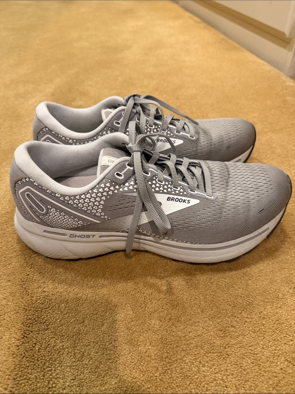 BROOKS GHOST 14 GRAY AND WHITE ATHLETIC SHOES  SIZE 10.5 - Picture 4 of 10